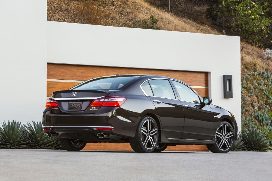  Honda Accord Touring 2016 года  (US) (фото 14 из 33)